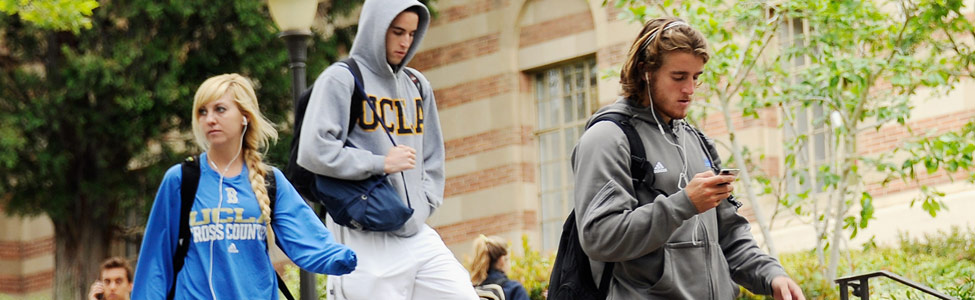 Obama courts college students returning to campus